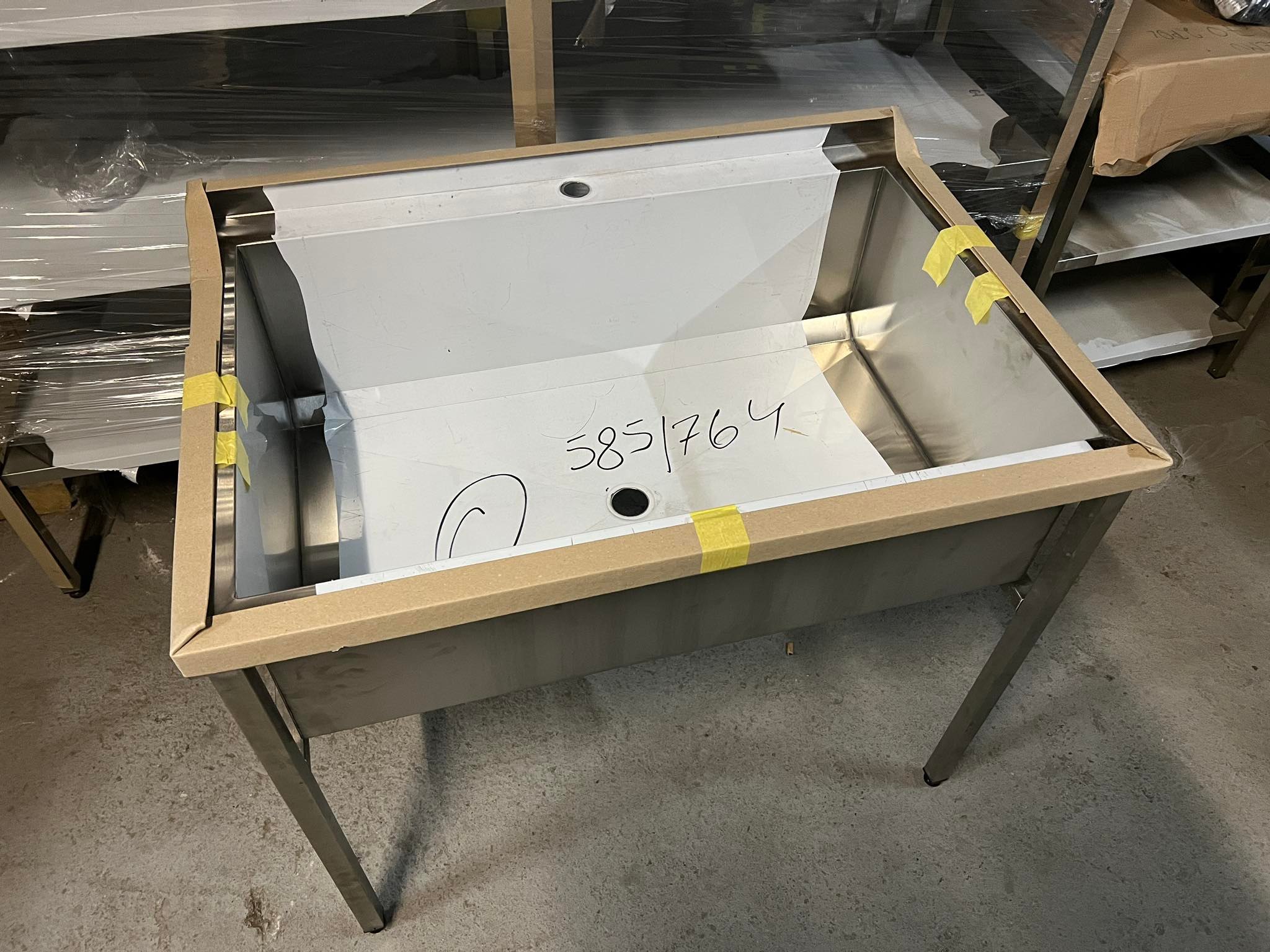 Nerezový dřez jednokomorový 130x70x85cm (dřez 120x55x30cm)