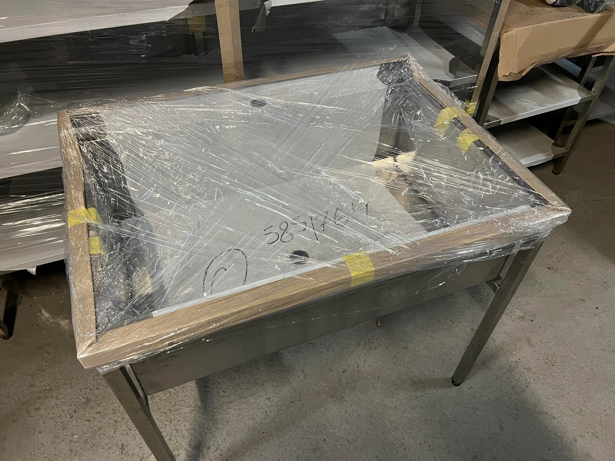 Nerezový dřez jednokomorový 140x60x85cm (dřez 130x45x30cm)