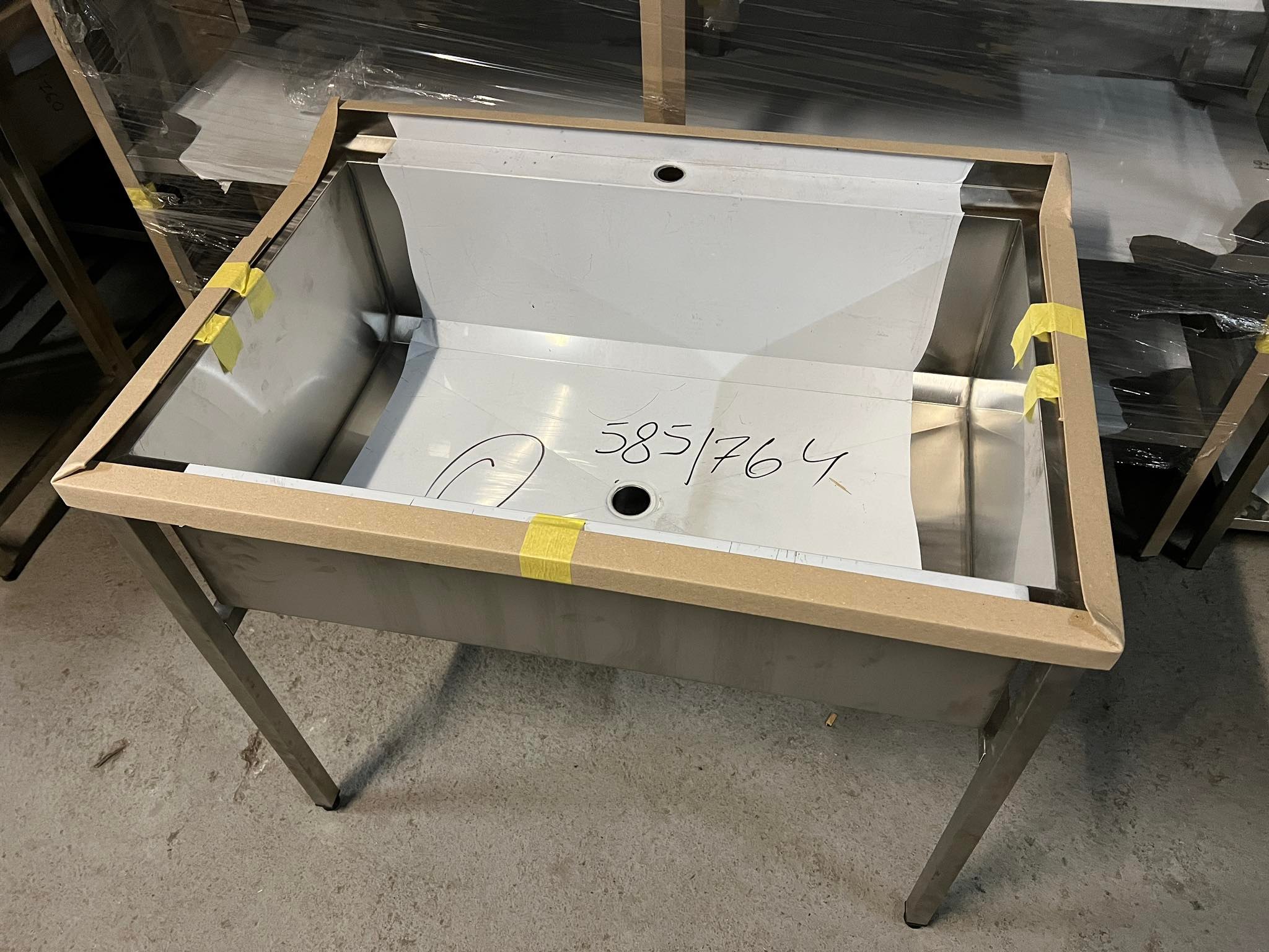 Nerezový dřez jednokomorový 140x70x85cm (dřez 130x55x30cm)