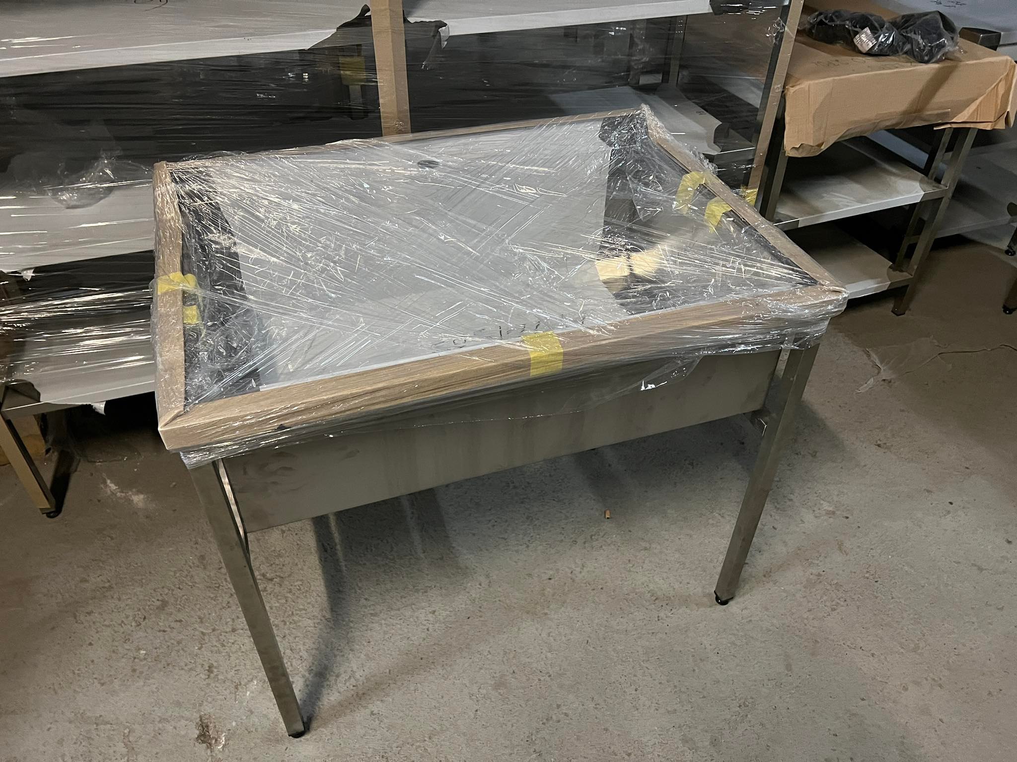 Nerezový dřez jednokomorový 140x70x85cm (dřez 130x55x30cm)