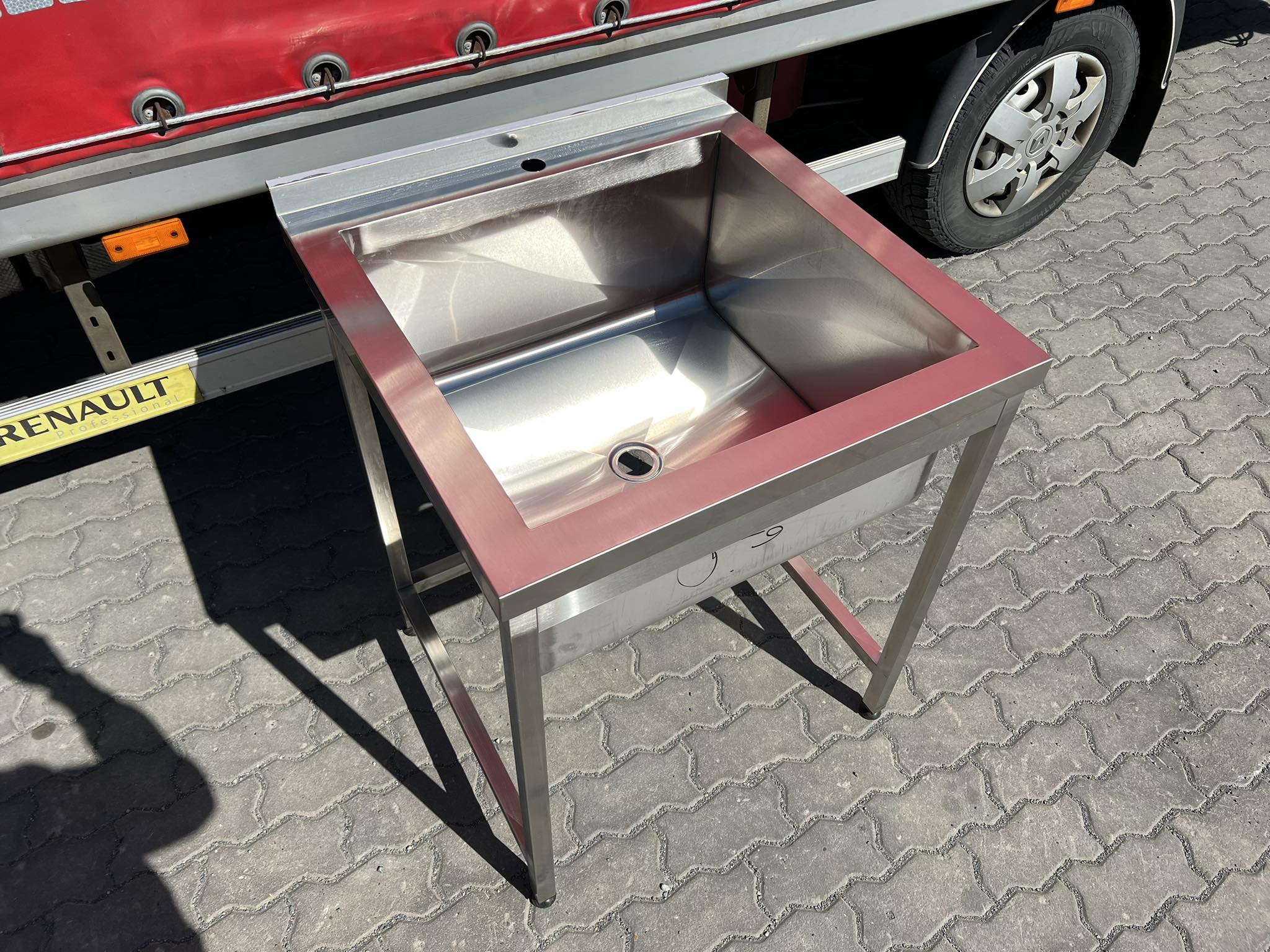 Nerezový dřez svařovaný 70x70x85cm, (dřez 58x55x30cm)