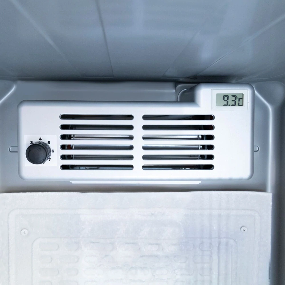 (2 kusy) Komerční chladnička na nápoje PREMIUM – bezrámová – 290 l (kombinovaná) – 2 skleněné dveře a reklamní displej