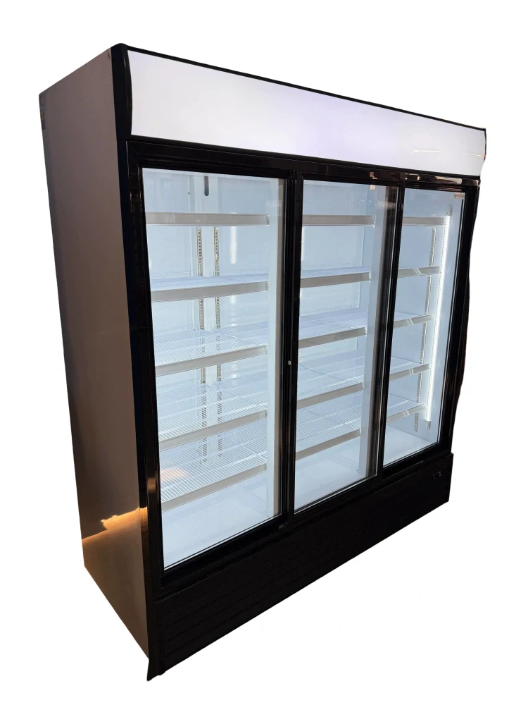 Prosklená tří­dveřová chladicí lednice 1576 l – velkokapacitní gastro lednice s LED osvětlením