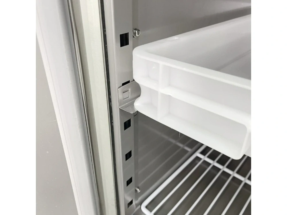 Chladící stůl na pizzu - 2015 x 800 mm - se 3 dvířky a saladetou 9 x GN 1/3