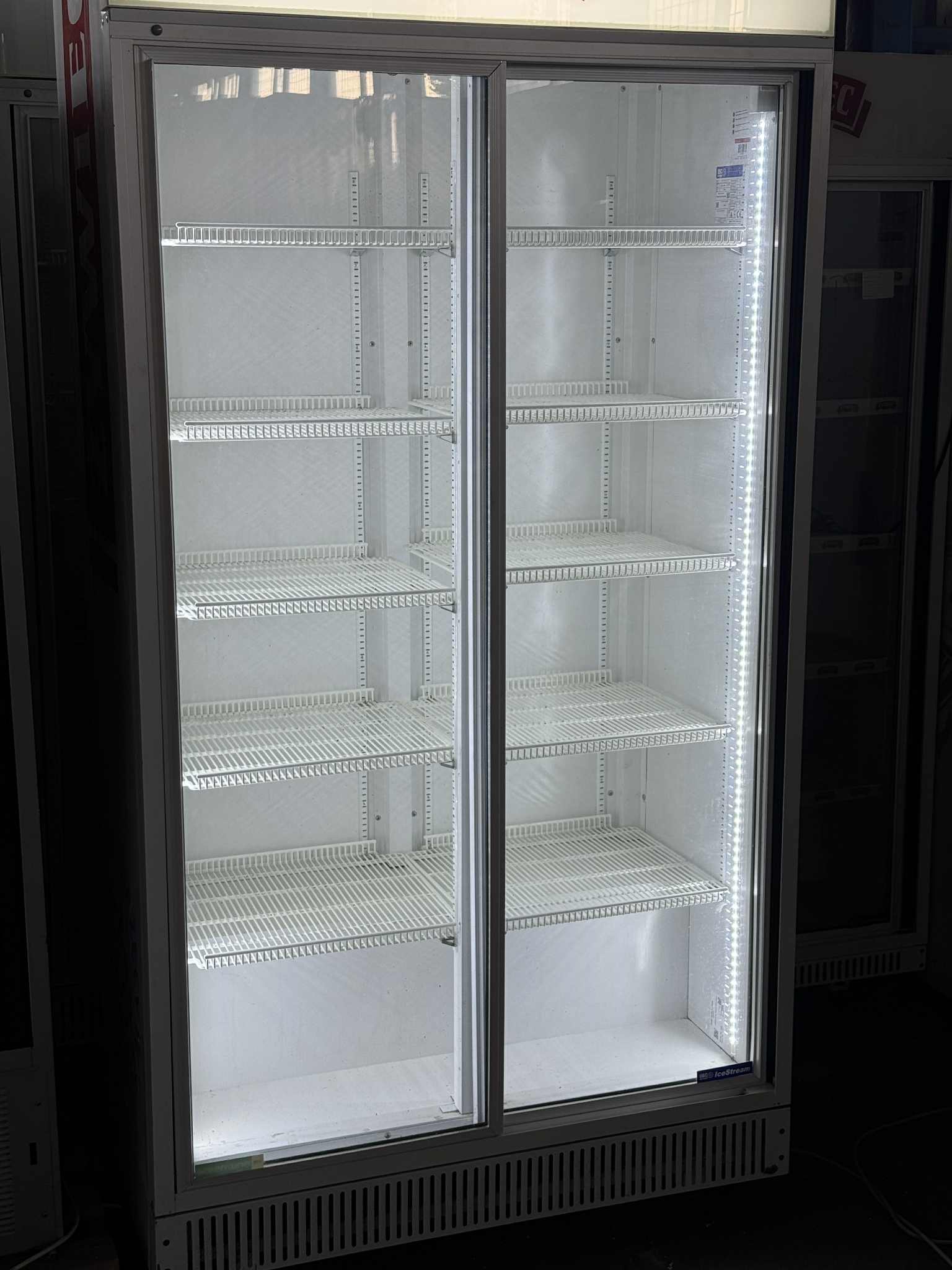 Prosklená chladicí lednice 117x65x231cm
