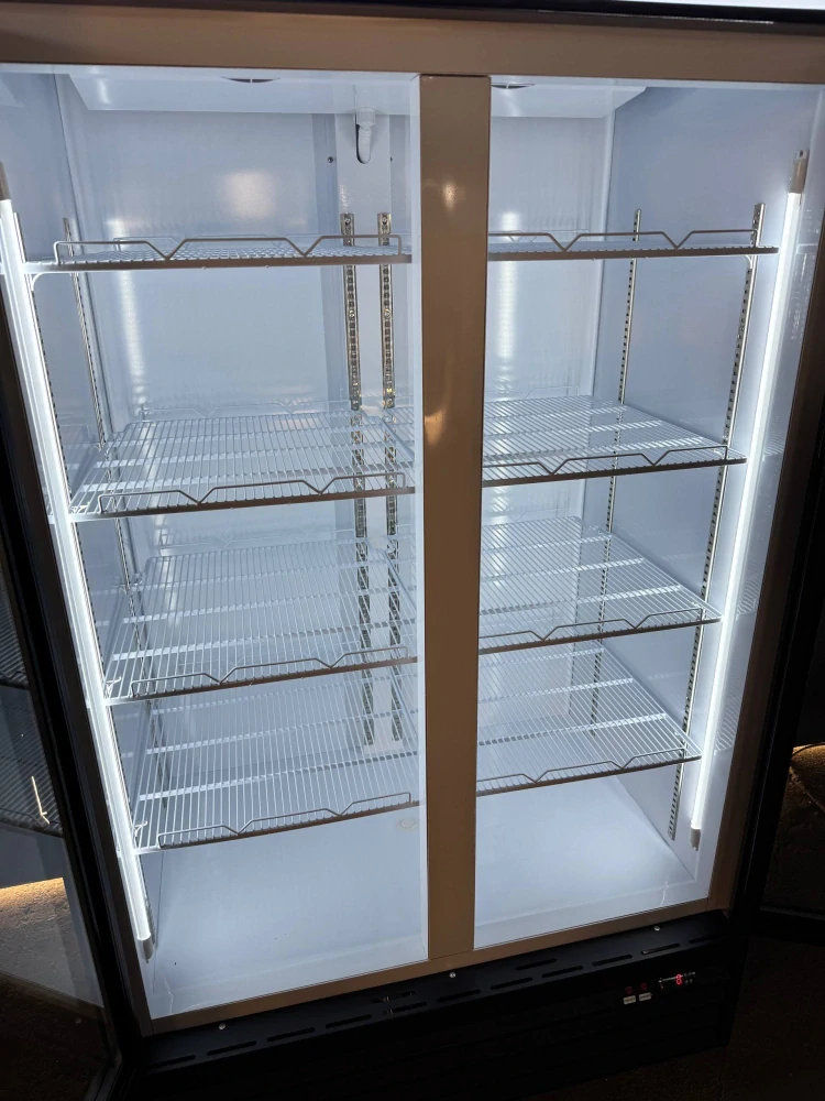 Prosklená dvoudveřová chladicí vitrína 983 l – gastro lednice s LED osvětlením